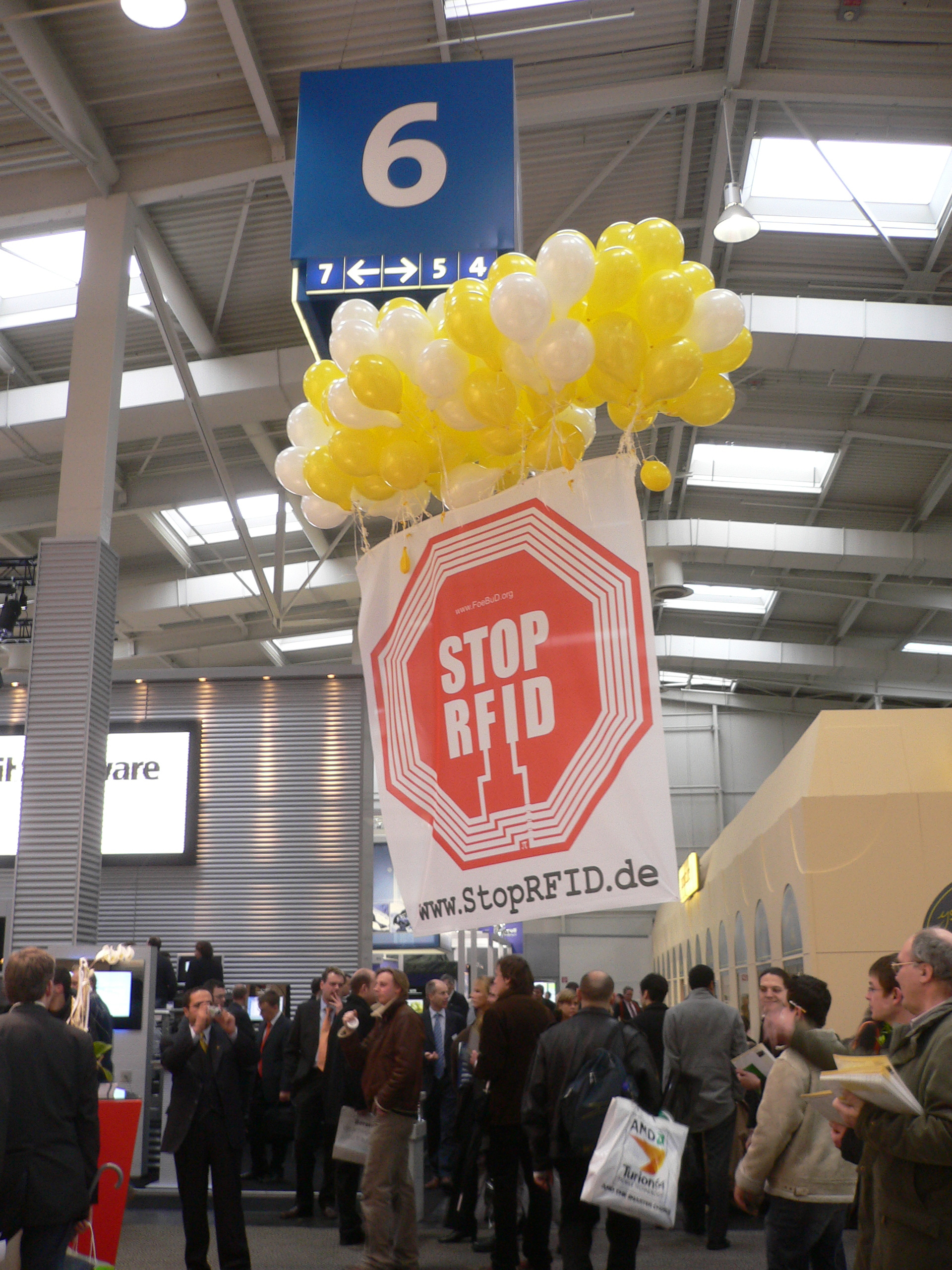 Der Protest schwebt durch die Messehalle